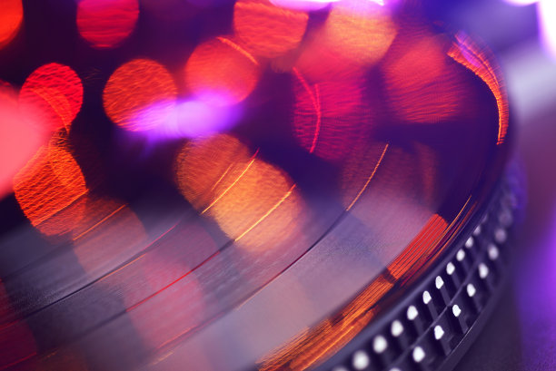 带有模糊或散焦光的黑胶唱片。图片下载