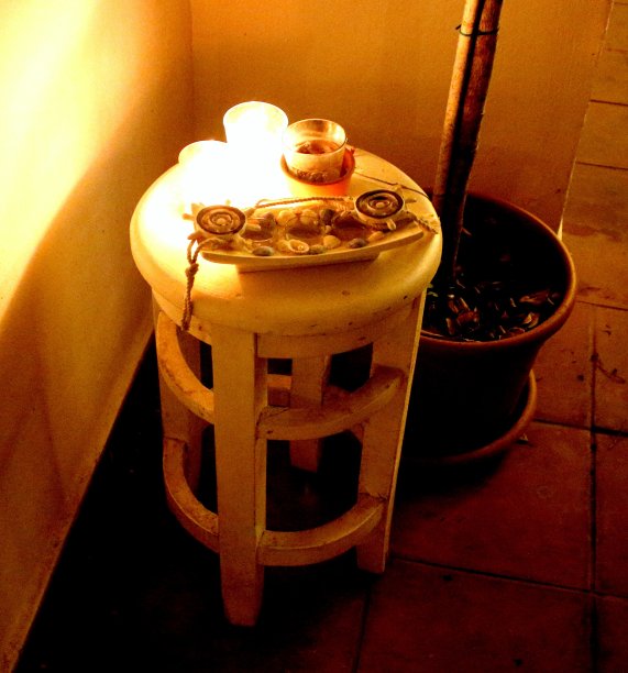 白色的圆桌上燃烧着蜡烛图片下载