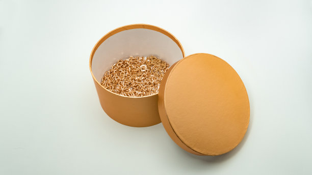 珠宝。白色背景上的漂亮的金盒子里装着金链子。珠宝的概念图片下载