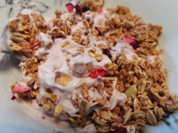 格兰诺拉麦片和酸奶图片下载