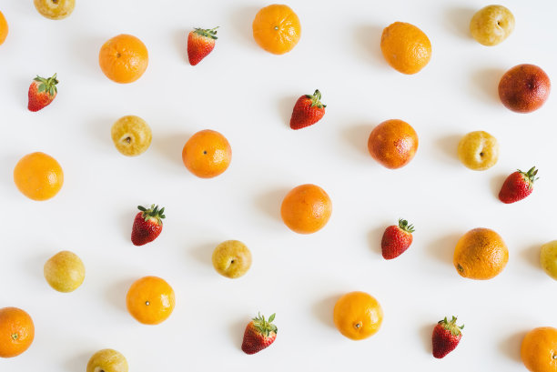 白色背景上的水果浆果图案：橙子、黄李子和草莓图片下载