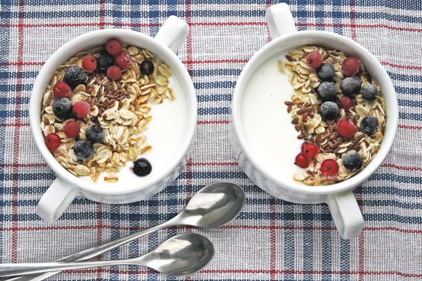 健康早餐，酸奶或开菲尔，燕麦，浆果和种子。图片下载