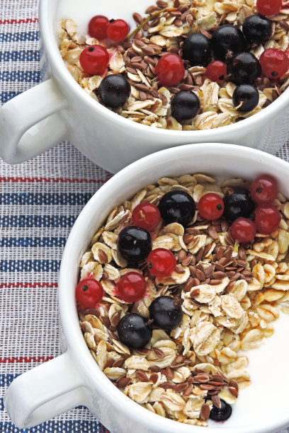 健康早餐，酸奶或开菲尔，燕麦，浆果和种子。图片下载