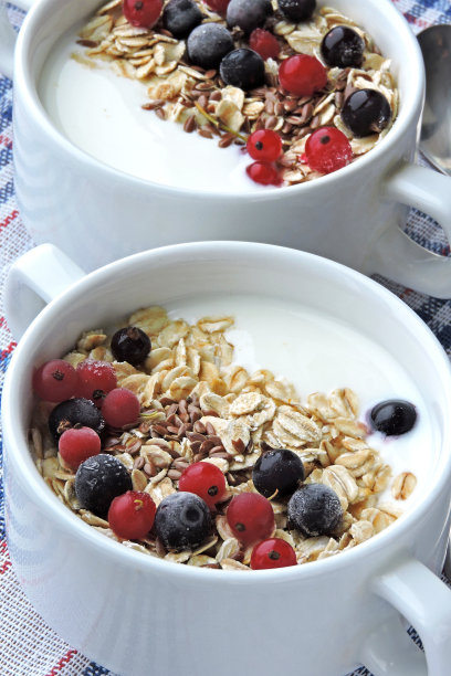 健康早餐，酸奶或开菲尔，燕麦，浆果和种子。图片下载