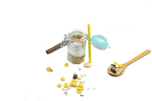 用老式玻璃杯盛着燕麦的香蕉奶昔图片下载