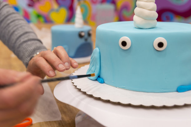 用独角鲸模型装饰小蛋糕图片下载