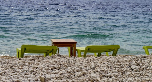 海滩上的躺椅和桌子图片下载