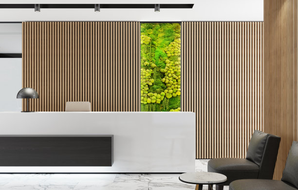 现代办公室大堂内部，长木板背景和接待台，配有绿色生态植物苔藓墙图片下载