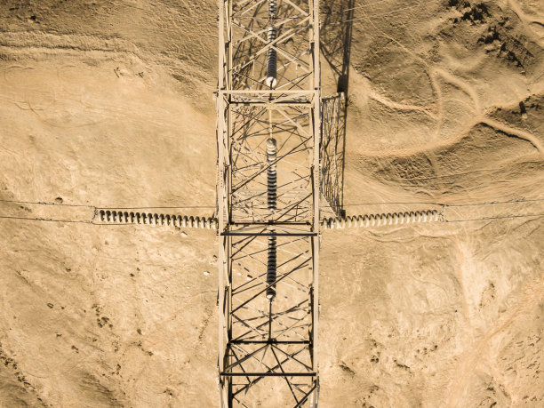 秘鲁利马电力线塔的航拍图片。安第斯山脉的沙漠丘陵。图片下载