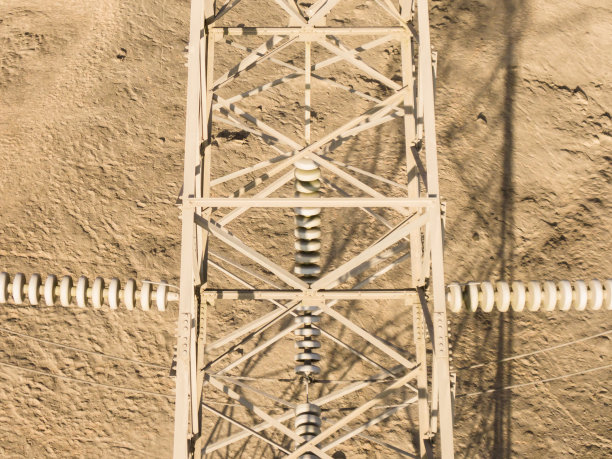 秘鲁利马电力线塔的航拍图片。安第斯山脉的沙漠丘陵。图片下载