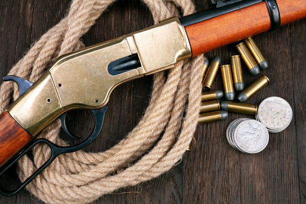 狂野西部枪杠杆行动重复步枪弹药和银币硬币图片下载