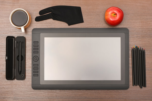 图形显示器放在木桌上图片下载
