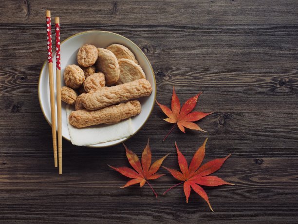 亚洲食鱼糕，鱼酱和枫叶图片下载