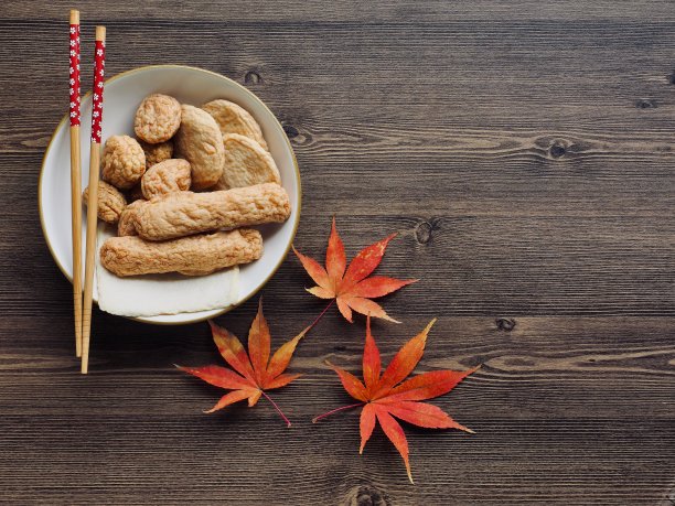 亚洲食鱼糕，鱼酱和枫叶图片下载