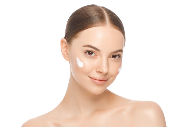 美丽的年轻美丽的女人肖像与面霜脸颊，孤立在白色的背景图片下载