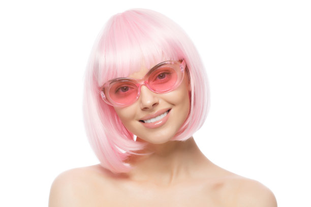 特写的年轻时髦的女人与粉红色的头发和眼镜孤立在白色的背景图片下载