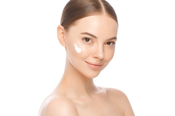 美丽的年轻美丽的女人肖像与面霜脸颊，孤立在白色的背景图片下载