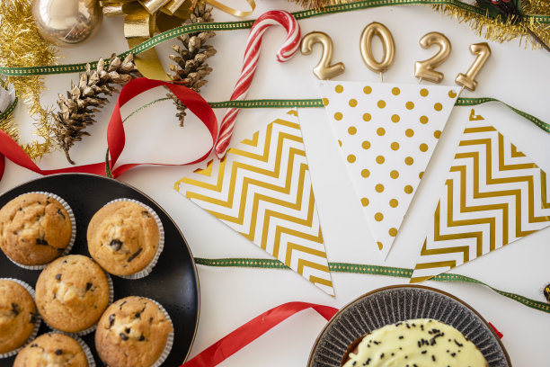 圣诞糖果和新年装饰孤立在白色的背景图片下载