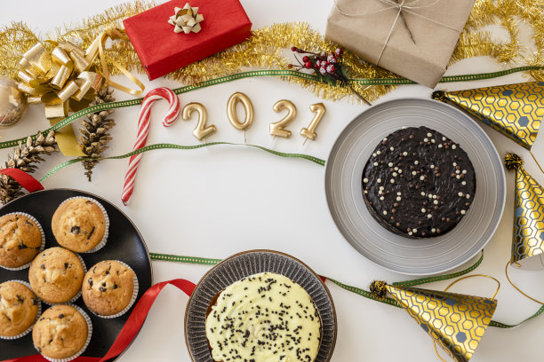 圣诞糖果和新年装饰孤立在白色的背景图片下载