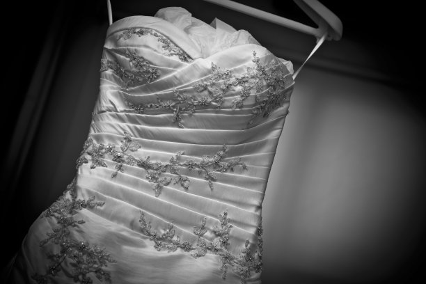 婚礼当天，漂亮的婚纱挂在衣架上图片下载