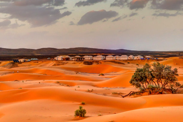 摩洛哥撒哈拉沙漠靠近切比的豪华营地图片下载