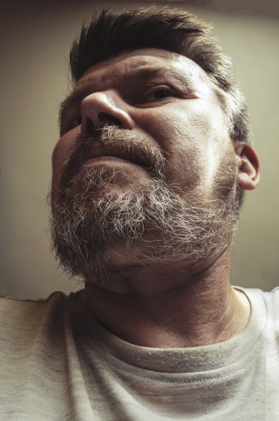 一幅不寻常的长胡子成年男子的肖像。图片下载