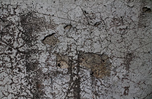 详细的近距离观察老化的混凝土墙裂缝和许多结构图片下载