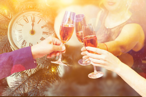 两杯香槟，背景是灯光。圣诞节的背景图片下载