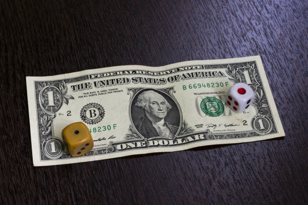 一美元钞票和两个骰子图片下载