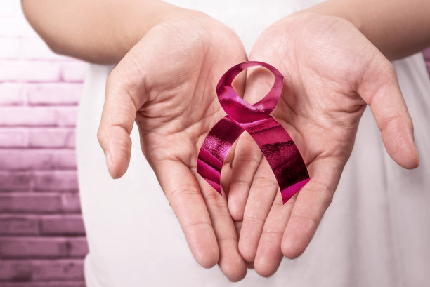 人的手显示粉红色的意识带图片下载