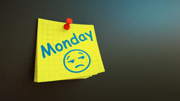 一叠简单的黄色便签，上面写着“星期一”和一张悲伤的脸，背景是黑色的。图片下载
