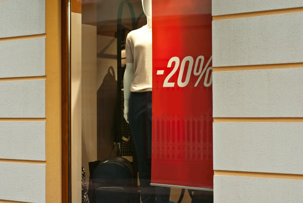 商店橱窗里的广告横幅。指示牌在玻璃后面。复制空间和空间的文本。设计的模型。广告空白模板。图片下载