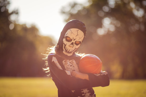 她在万圣节很可怕。图片下载