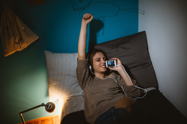 在家放松的女人图片下载