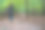 遛狗:一名年轻女子和她的柯基犬在多雨的秋天森林里散步图片下载
