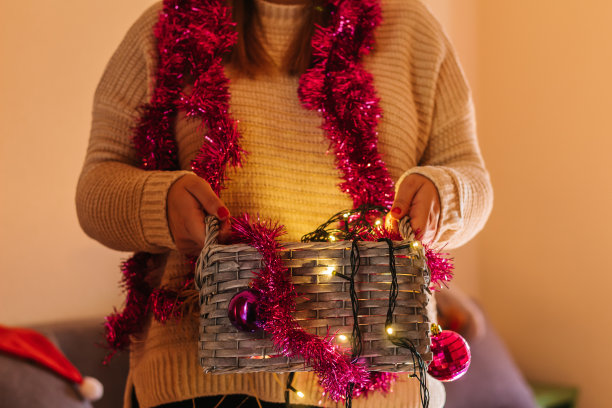 美丽的女人与圣诞装饰盒。2021年2020年的圣诞节。图片下载