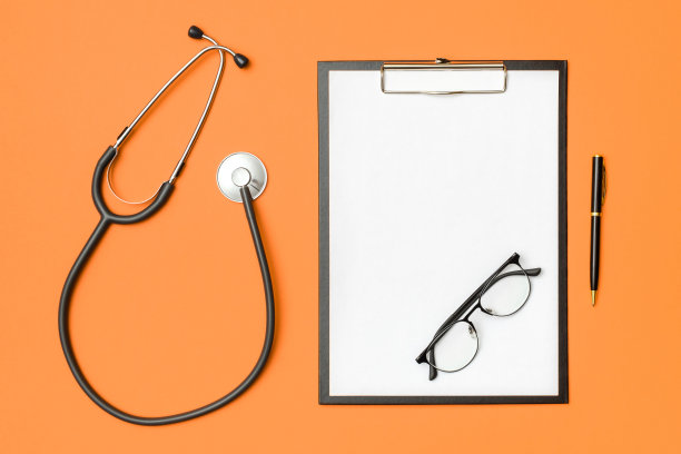 医生的桌面视图。彩色背景上的听诊器和笔记本。医学的概念图片下载