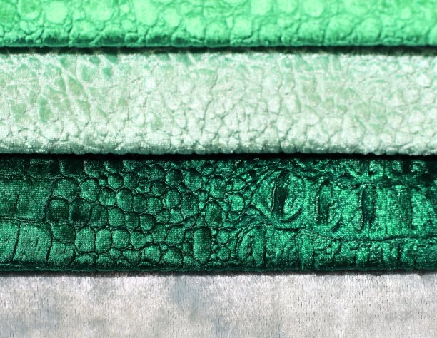 在面料市场上发现的不同颜色的布料和织物样品的详细近距离查看图片下载