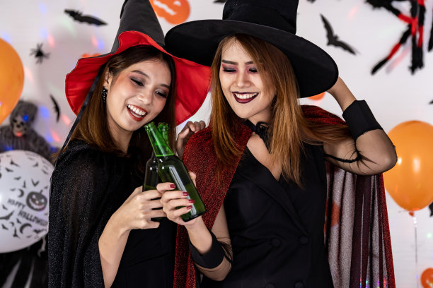 亚洲妇女在万圣节庆祝欢呼图片下载