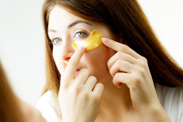 眼睛下面有金色眼罩的女人图片下载