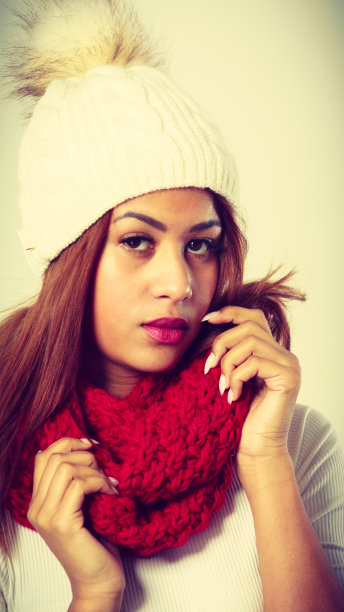 穿着暖和冬装的黑白混血妇女图片下载