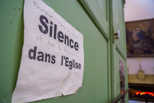 教堂里的沉默图片下载