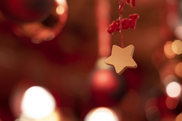 圣诞明星模糊红色背景与散景照明节日前夕装饰节日气氛软焦点概念图片图片下载