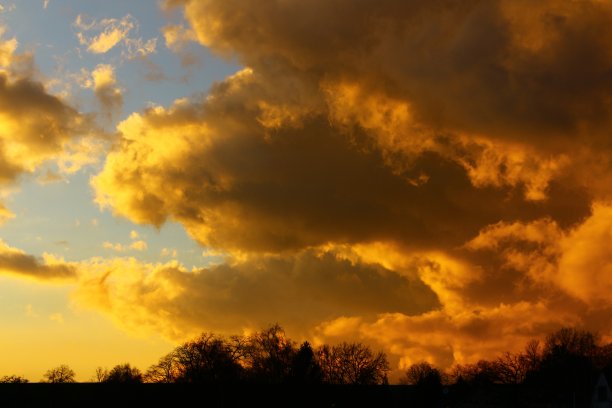 湖上的乌云Möhnesee图片下载