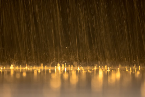 湖水降雨图片下载