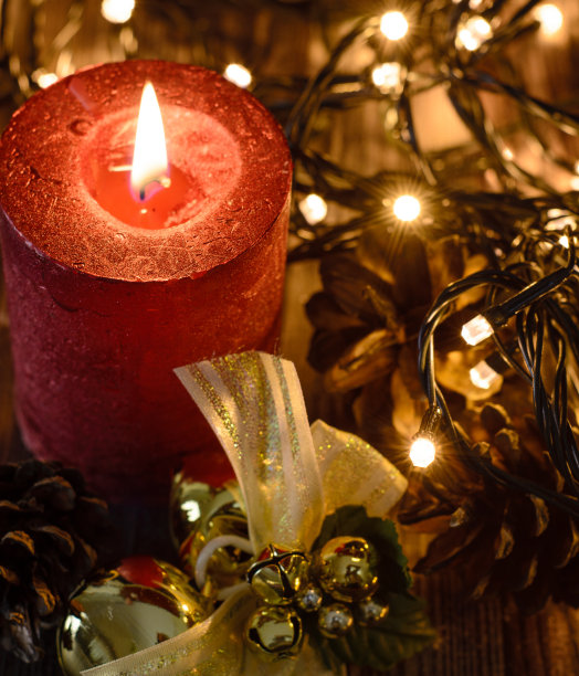 有装饰的红色圣诞蜡烛。圣诞节的背景图片下载