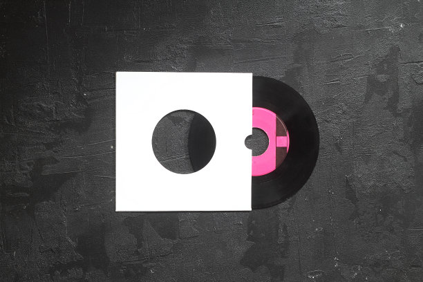 老化的黑色纸封面和黑胶唱片孤立在黑色背景图片下载