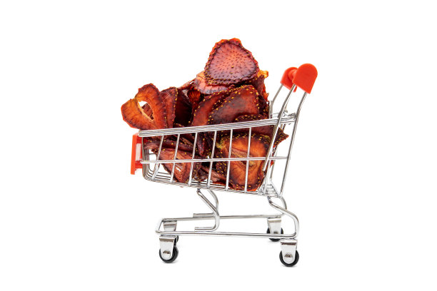 脱水草莓片在微型购物车上孤立白色图片下载