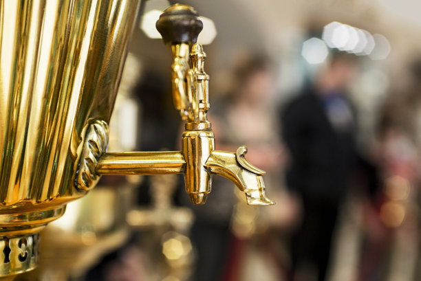 打开金茶壶来加热茶叶图片下载