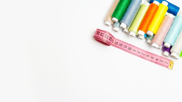 彩色线轴和卷尺从上面的白色背景与复制空间测量图片下载